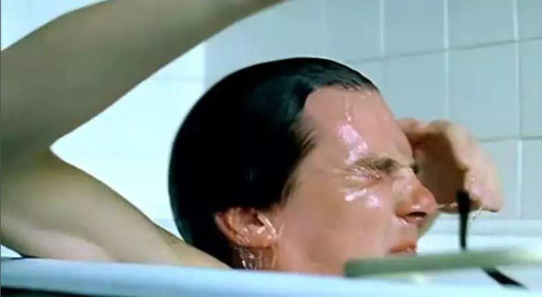 语言: 英语 影片中让人最印象深刻的片段是他在注满水的浴缸中憋气