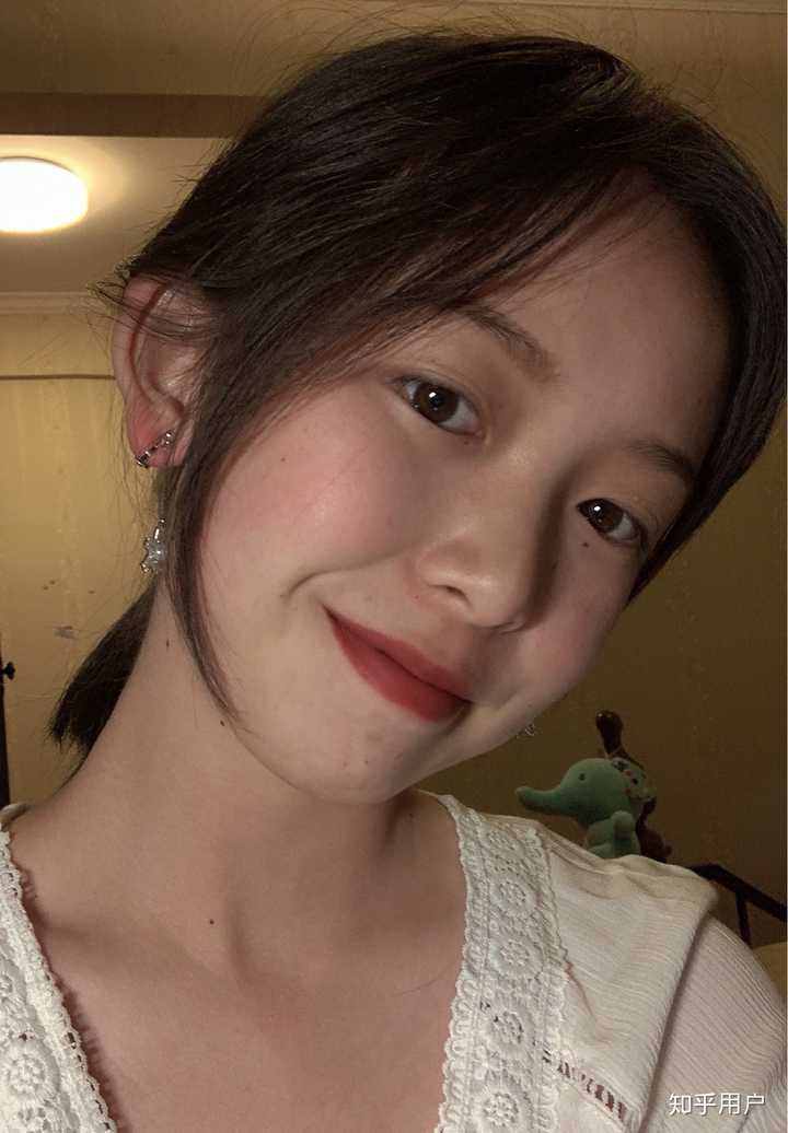 有没有那种单眼皮小眼睛塌鼻梁厚嘴唇但还挺好看的女生?