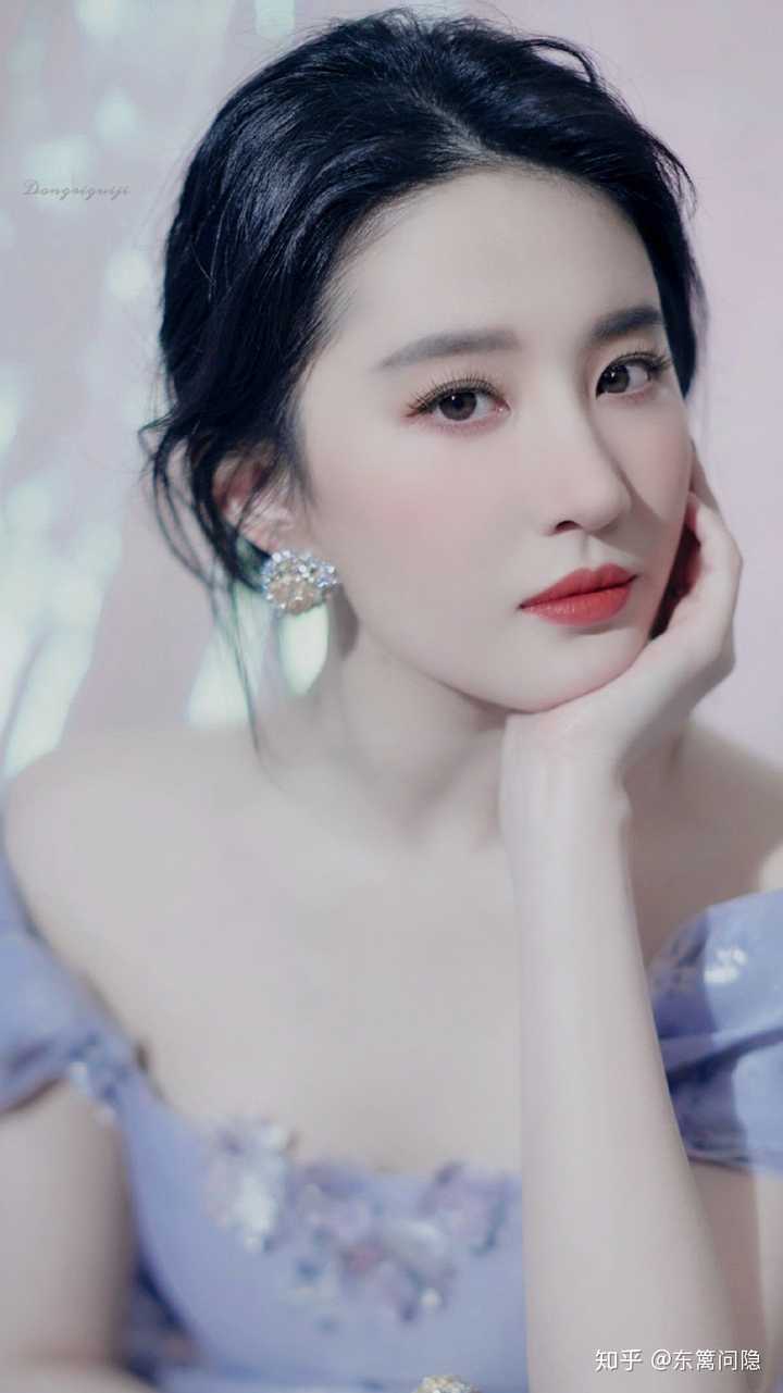 如何评价刘亦菲 2020 微博之夜的造型和搭配?