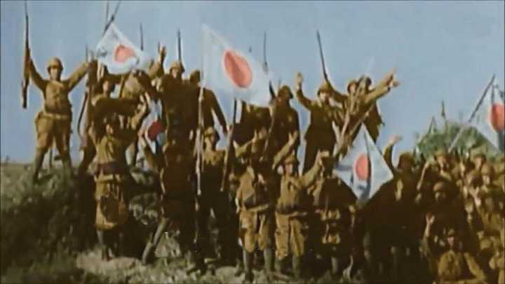 日军占领南亚某地后摆出万岁手势欢呼