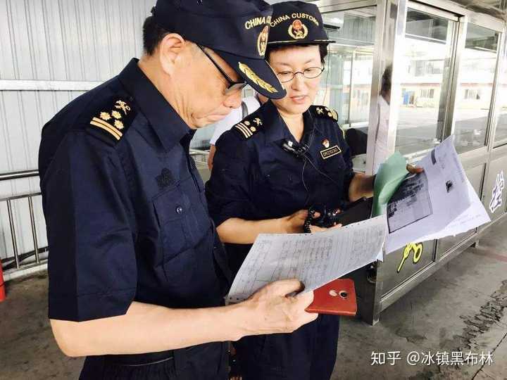 海关制服各级别都是一样的,都是查验服和和制式西服,不过大佬肯定不