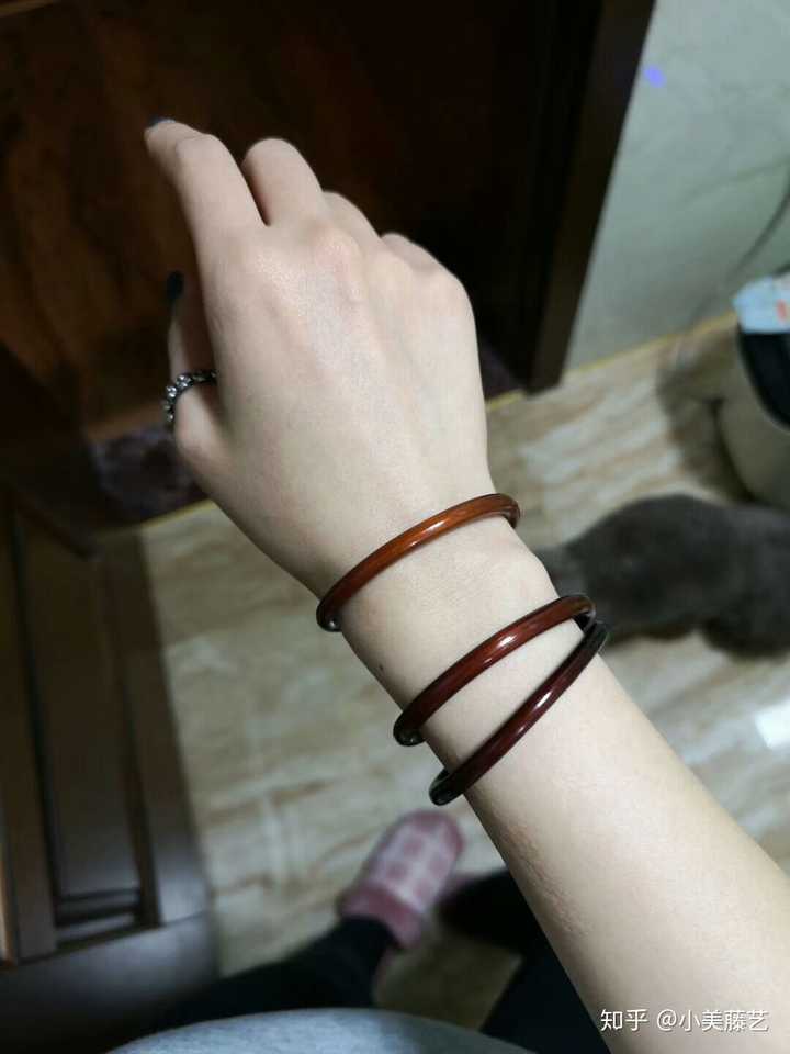 什么样子的女人会在手腕上面戴两个首饰?