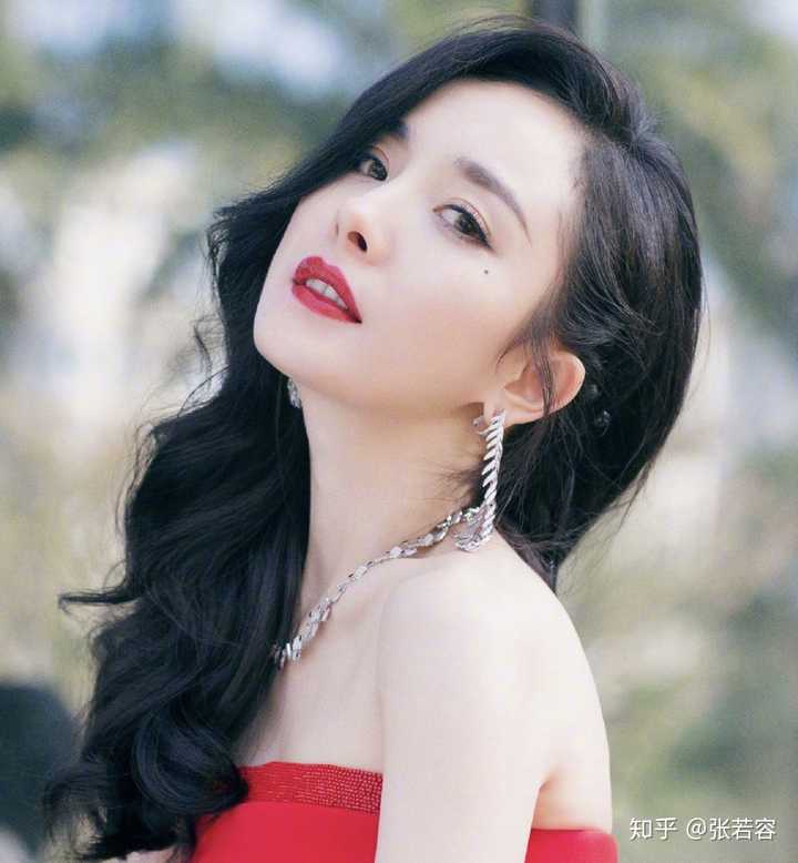 大家有存的让你觉得惊艳的女明星礼服图吗?
