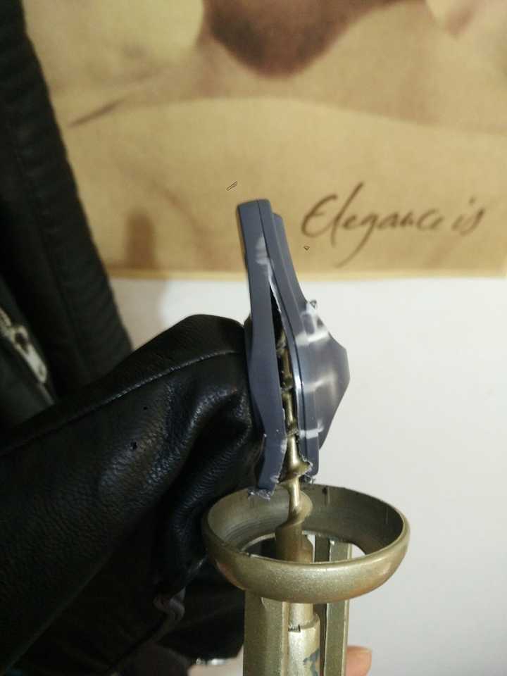 就直接暴力打开了 所用工具:红酒螺丝刀,剪刀 防盗扣侧面有个小孔