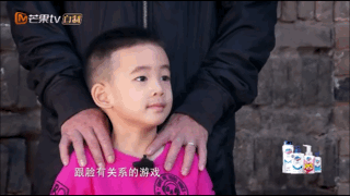 他的各种小表情小动作,生动诠释了一个孩子的天真可爱.