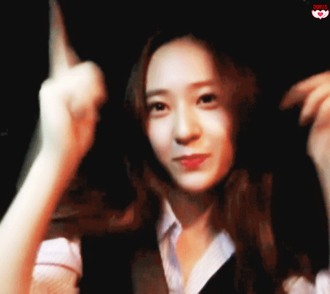 外冷内热就有一个反差,她妹妹郑秀晶也总被外界说黑脸.