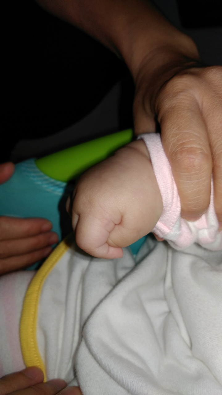 婴儿握拳为什么总是大拇指包在四指里面?