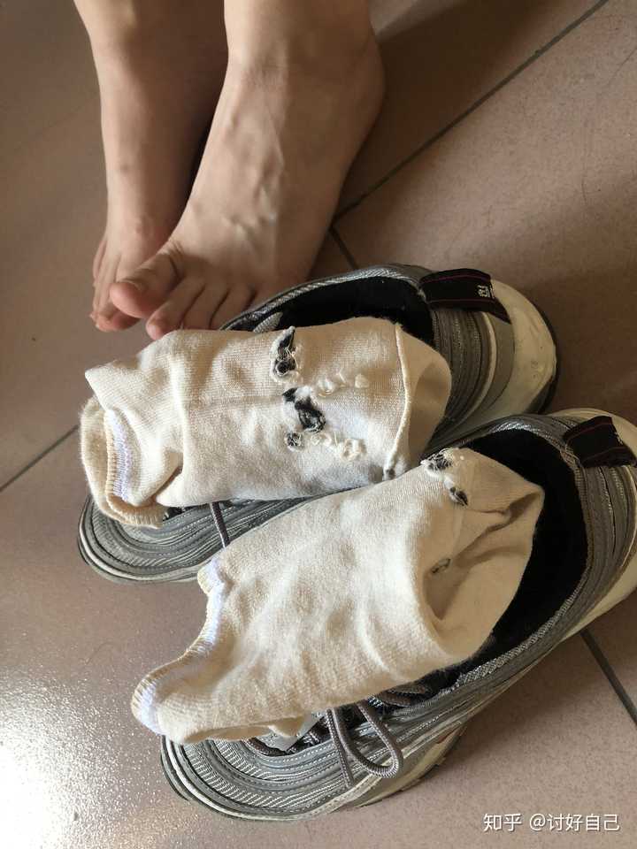 我女朋友的脚臭分鞋,分袜子穿的时长 鞋:yeezy350略臭,椰子500臭,air
