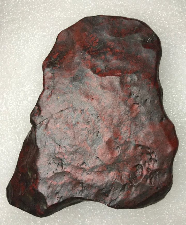 新疆伊丁石,也就是卖家常说的"伊丁陨石".有微弱磁性