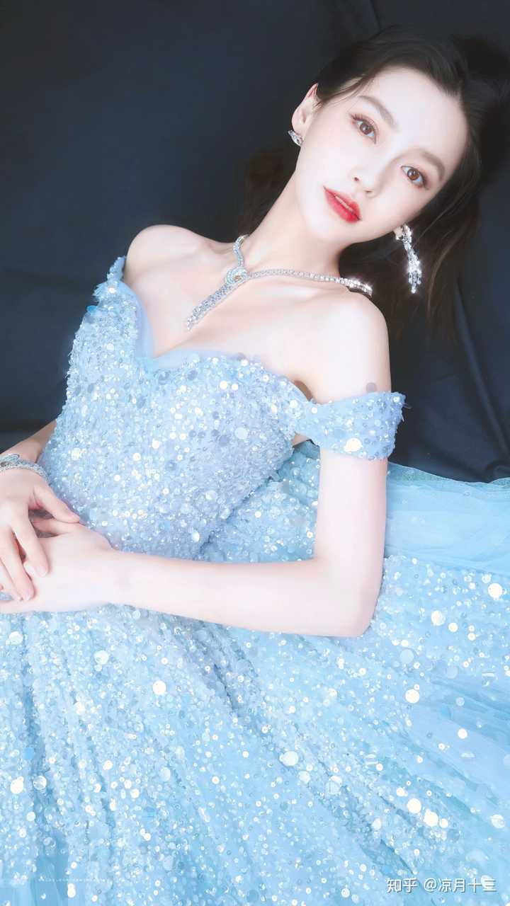 大家有存的让你觉得惊艳的女明星礼服图吗?