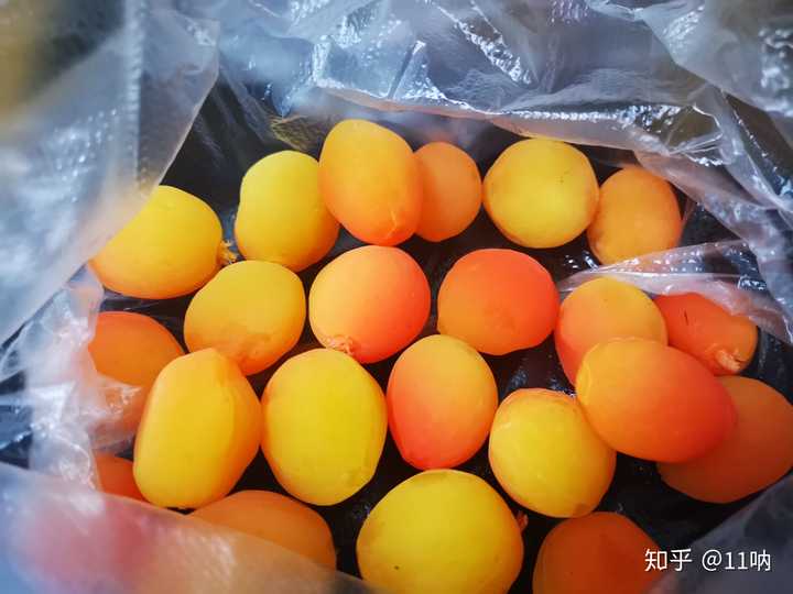 云南街头随处可见的金丝梅,颜色超好看,闻起来浓浓的果香,甜得齁死人.