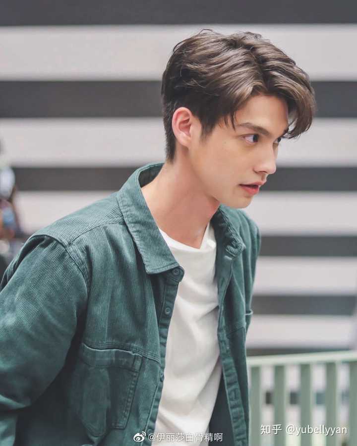 这个男孩纸是位三国混血儿,中美泰三国混血,出生于泰国,现居住于泰国