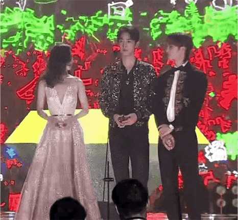如何看待12.28腾讯"星光大赏"王一博,肖战的互动反应?