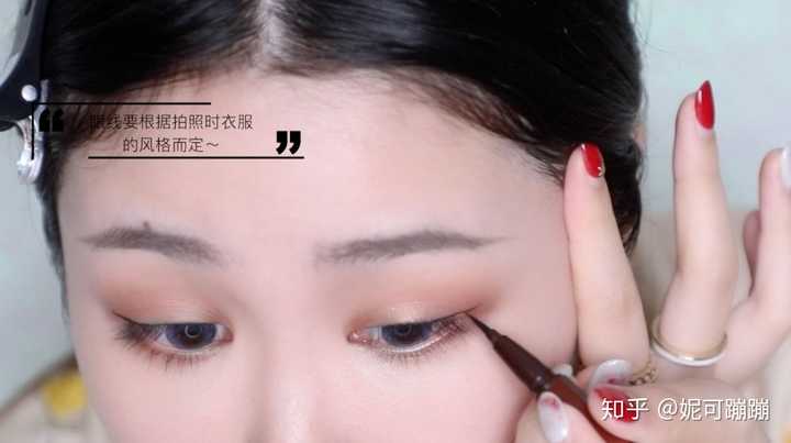 眼尾的眼影走向是非常重要的,很多人不知道眼尾要向哪个方向延展,大家