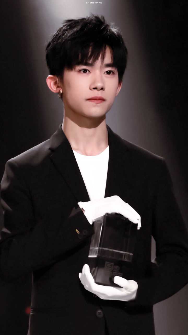 穿西装的易烊千玺.