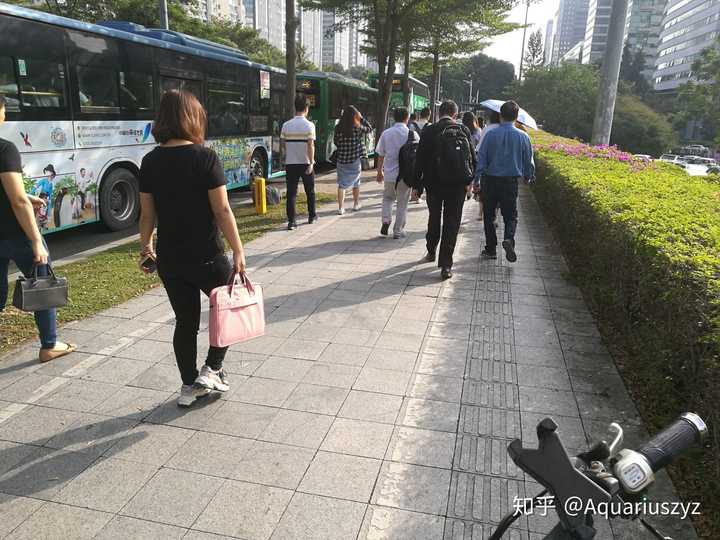 本该是行人走的人行道