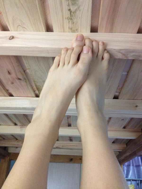 脚趾细细长长的～:d 好像大多数都在说女孩子的脚呢0