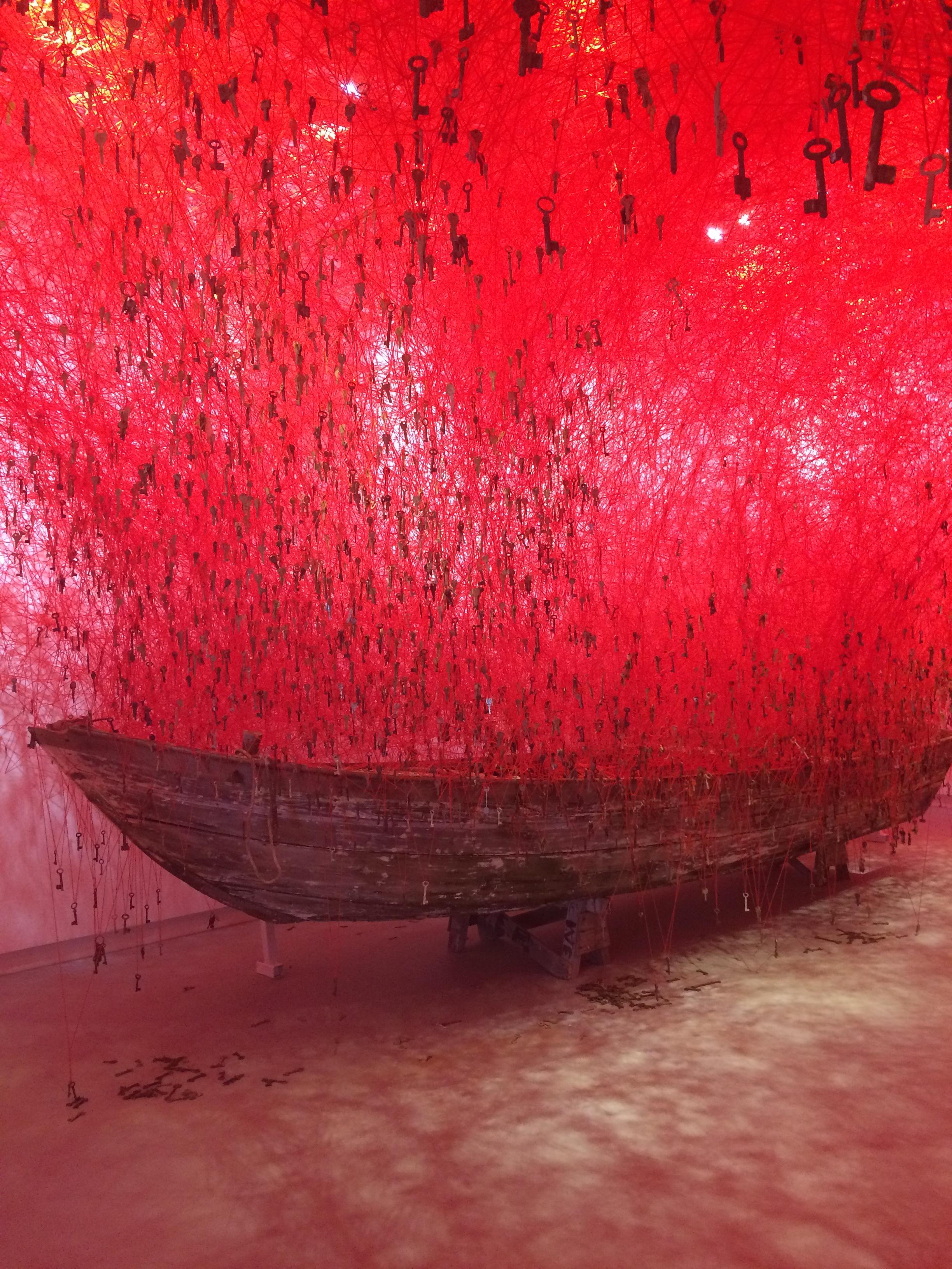 日本艺术家盐田千春(chiharu shiota)在日本馆标志性的线.