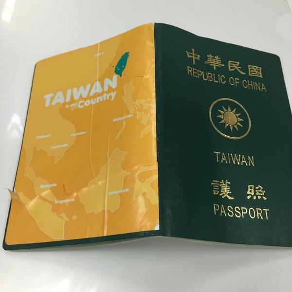 如何看待台湾"立法院"将修法:护照"台湾国"贴纸不违法