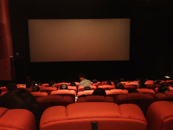 一个人,两家电影院,三个不同的座位,刷了三遍《夏洛特烦恼》!
