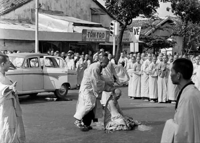 1963年6月11日,僧人释广德(thích qung c)为抗议美国支持的南越总统