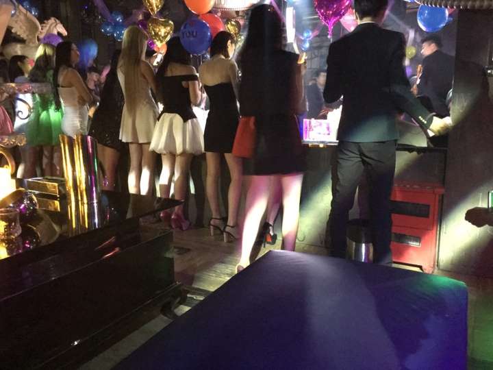 女生在上海夜场做服务员月入12000的可能性?