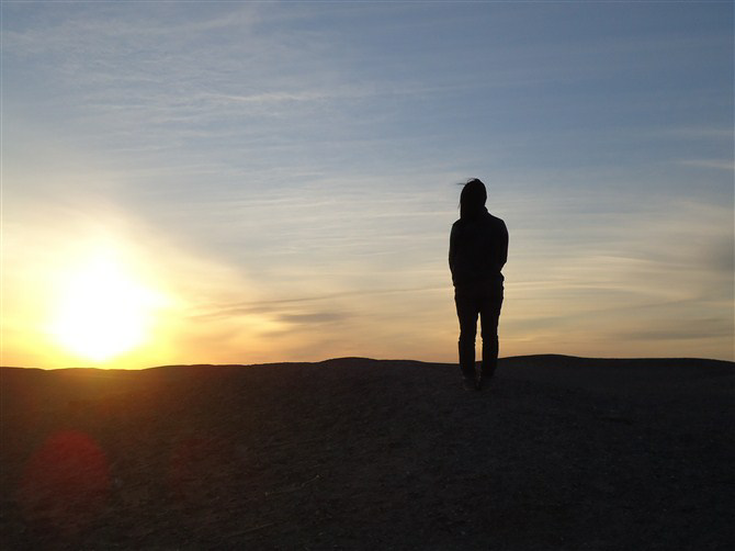 独自一人在敦煌的沙漠看日落