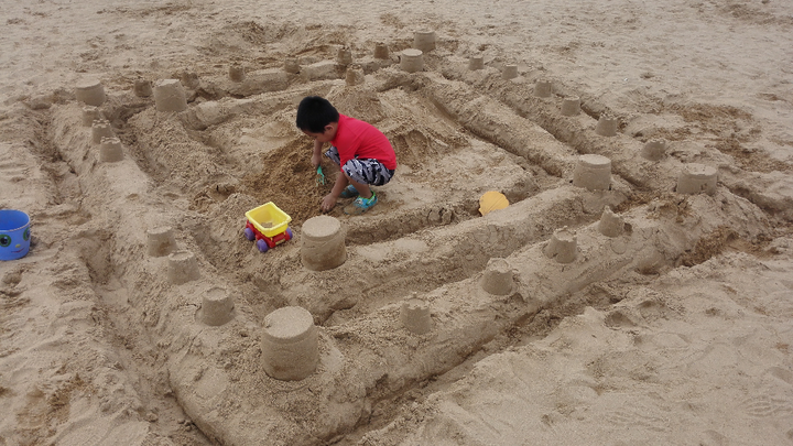 怎么在海滩上堆一个沙子城堡?