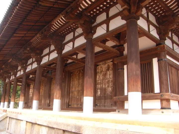 上 唐招提寺金堂 下 法隆寺金堂