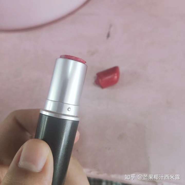 某天吃完海底捞在厦门sm广场的魅可柜台想看看口红,因为我有一只草莓