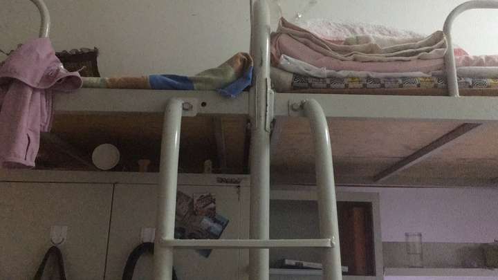 大学生从寝室上铺摔下来摔伤离世,是宿舍设计的不合理