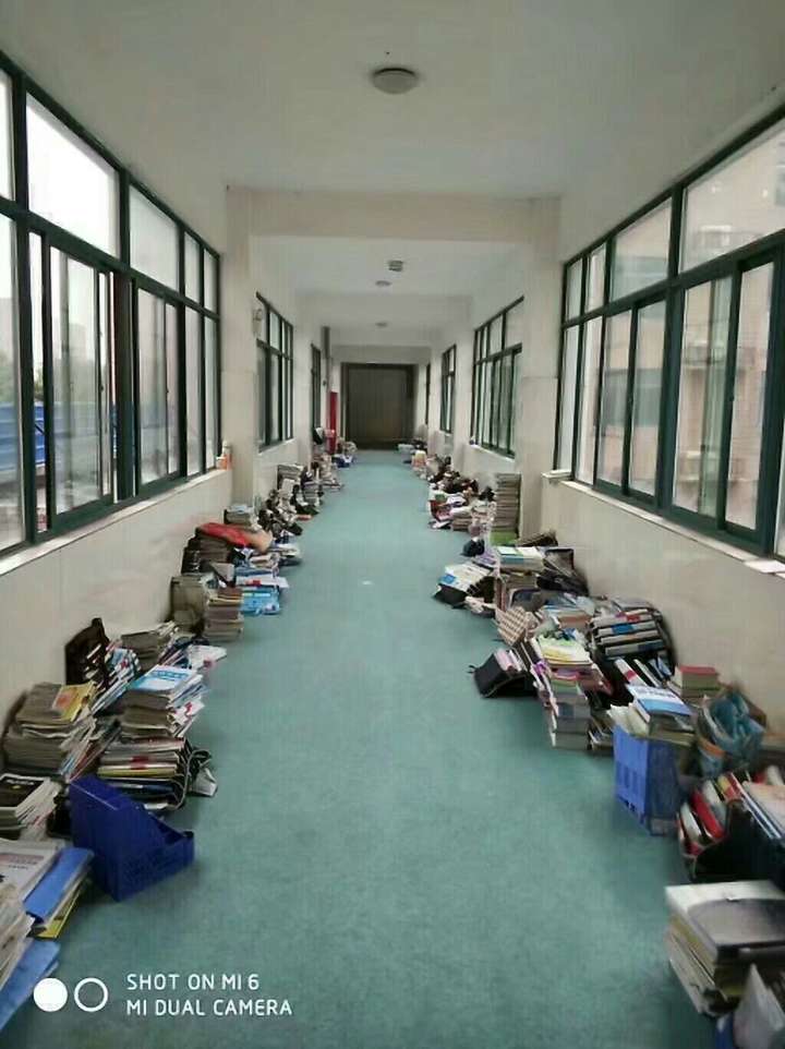 高三每次月考,教室里不准放书,所以我们都把书放在走廊上.