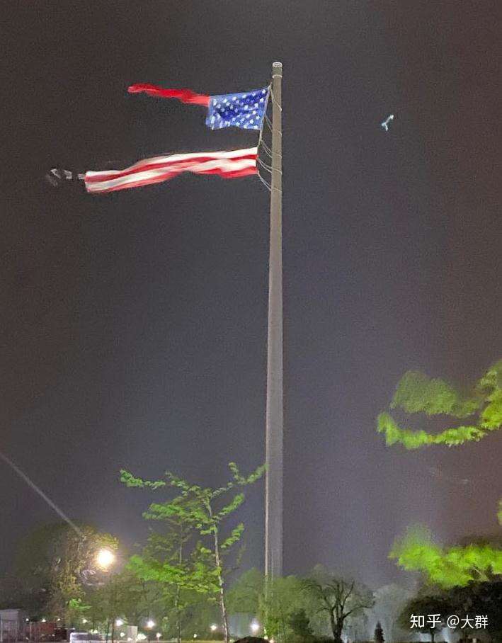 如何评价"世界最大的一幅美国国旗周二在雷雨中裂成两半,几乎被撕碎"