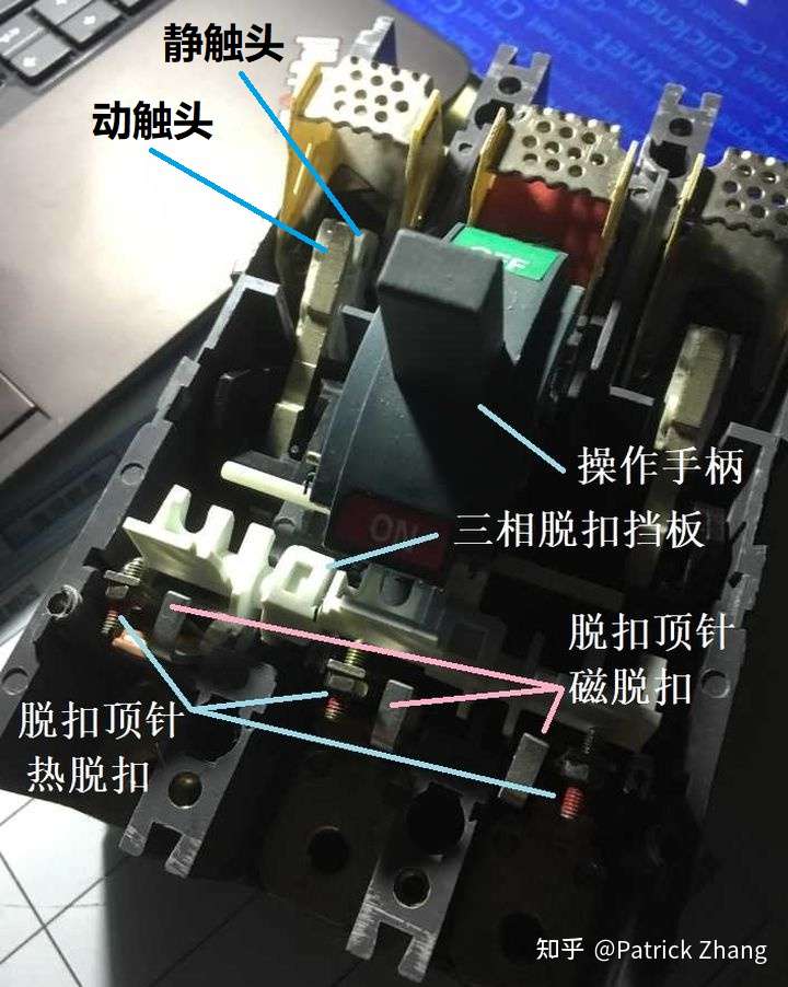 触头配备了灭弧室,它具有灭弧能力,断路器结构中还对触头回路配套了