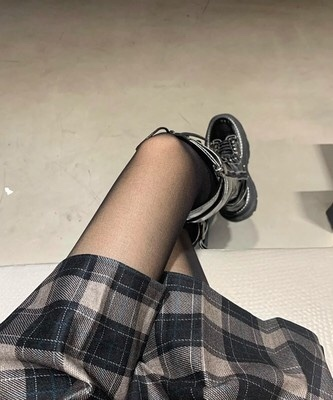 就保留了腿部的骨骼感,远看就是一双又白又自然磨皮的腿,是真的巨好看