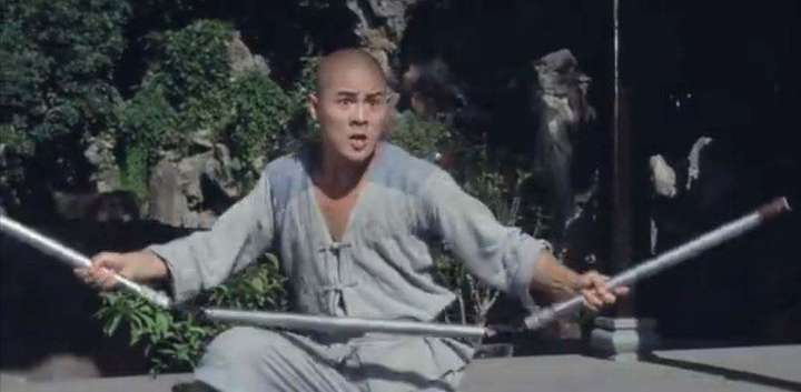 随便举几个例子: 李连杰vs甄子丹,经典长棍对决 李连杰的长棍还