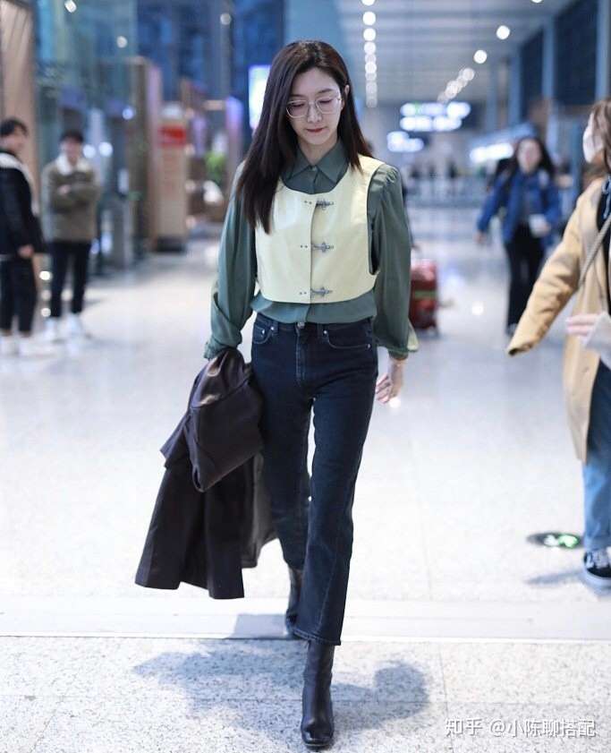 江疏影穿搭太高级,廓形皮衣搭微喇裤不壮反瘦,完全就是腿精本精