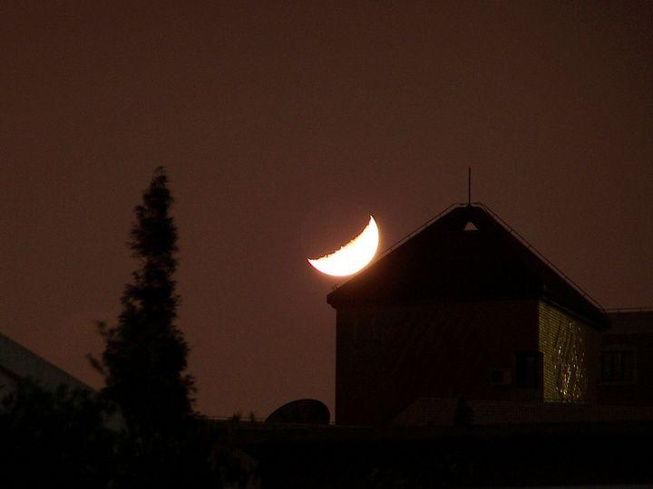 升起半个苍白的月亮,月光洒在房檐,门槛上,从哥特式的窗户和罗马式的