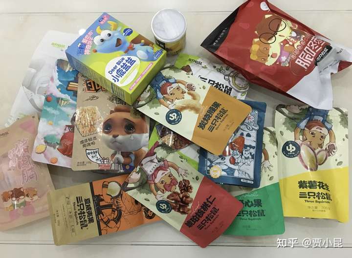 一盒是三只松鼠零食大礼包,一盒是知乎美食赠送的零食盲盒