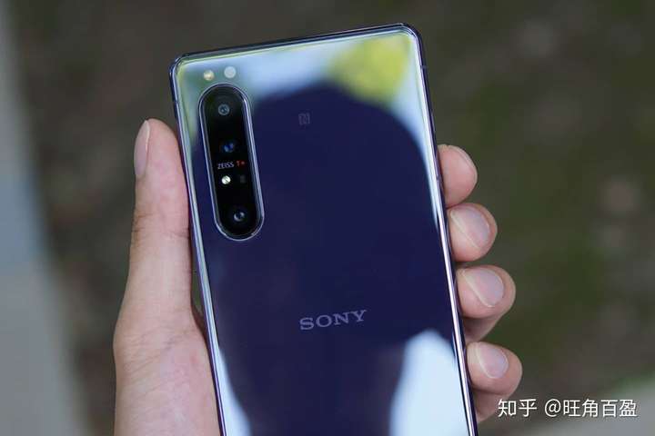 索尼xperia1ii马克兔不同角度的紫色