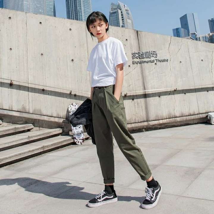 女生,军绿色工装裤,黑色高帮帆布鞋搭配什么上衣好看?