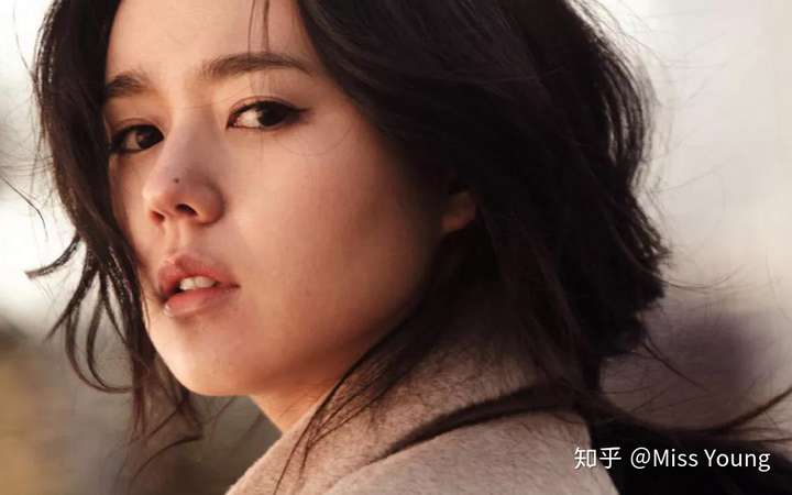 作为韩国鼻整形模板的韩佳人也是,鼻子长得直挺又娇俏就算了,痣长的