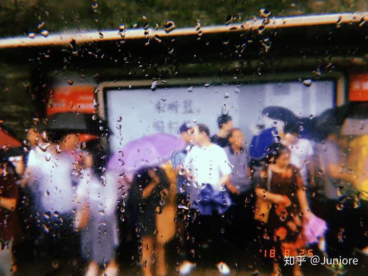 下雨天坐公交车