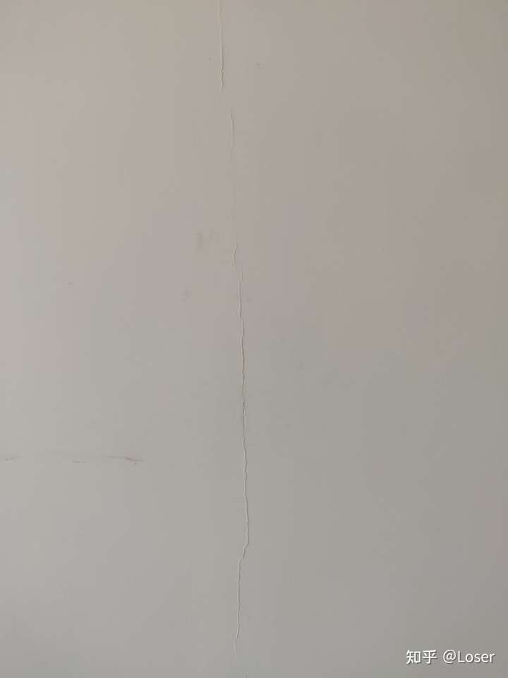 农村自建房屋二层出现垂直裂缝,瓷砖都裂开了,是什么原因造成的?