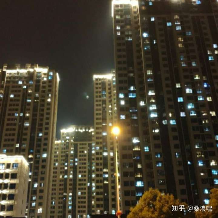 有,即使处于喧嚣的闹市,看着身边来来往往的人,晚上的万家灯火,总是