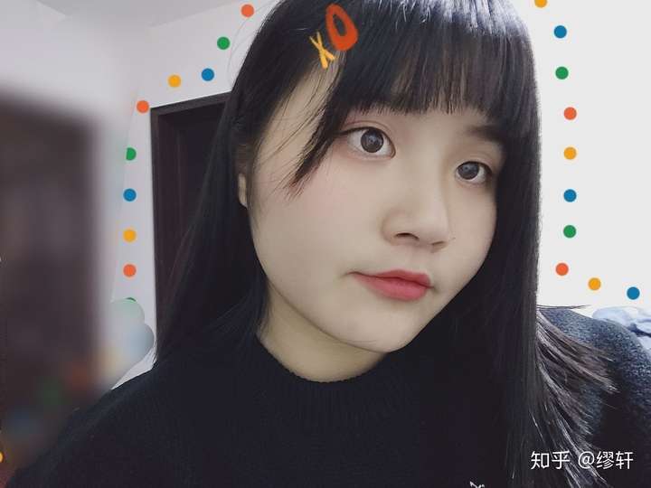 小眼睛单眼皮眼镜女生适合什么短发以及服装搭配?