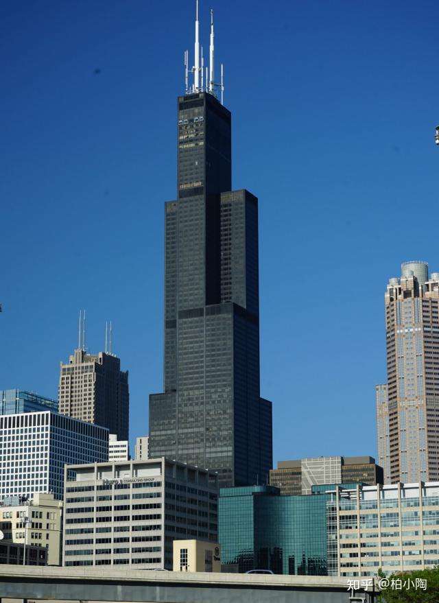 多个核心筒的建筑还是有的,举个例子,著名的美国芝加哥西尔斯大厦.