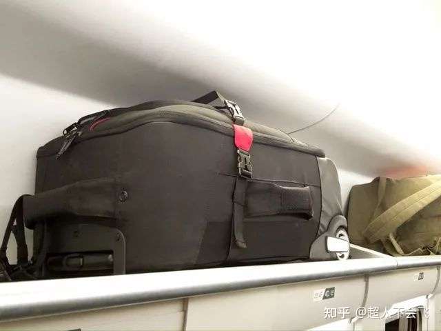 小中型箱包是可以放在座位上的行李架的,一般是20寸以下的行李箱为宜