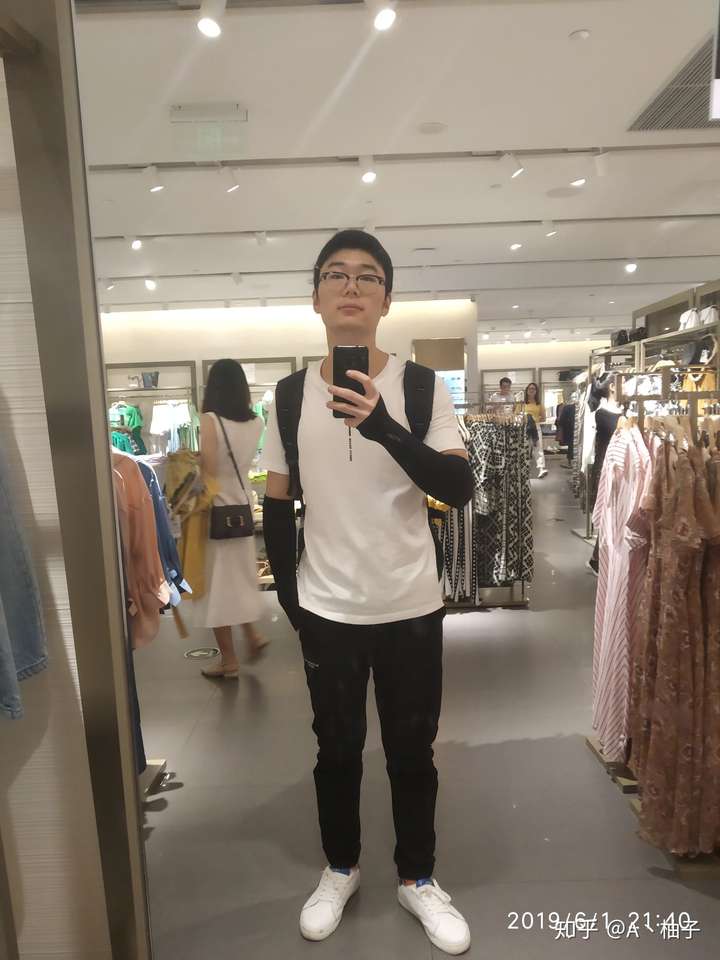 十八岁男生 180cm120斤 属于吃饭吃不胖的那种 想适量