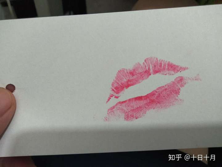如何在纸上印出好看的唇印?